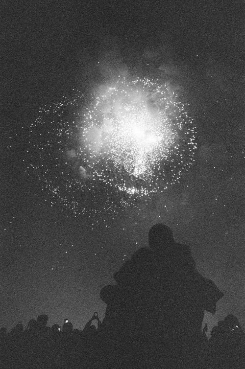 Free Romantic silhouette of a couple watching a mesmerizing fireworks show at night. Stock Photo