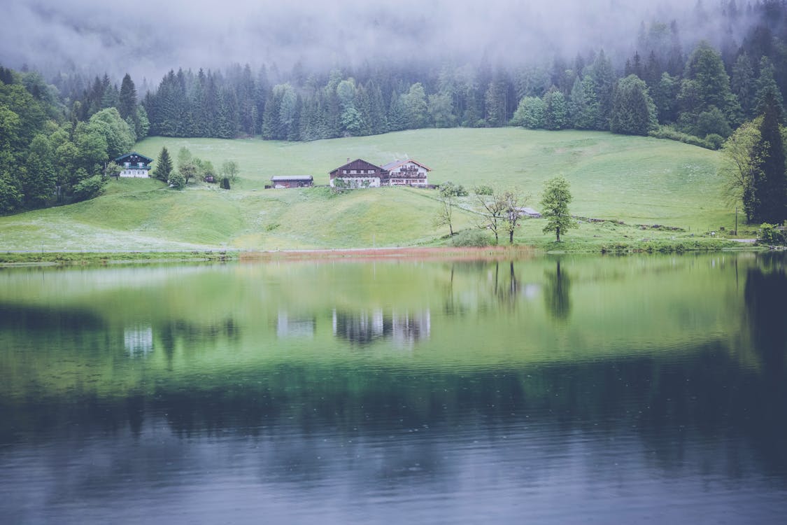 bezplatná Základová fotografie zdarma na téma domy, jezero, krajina Základová fotografie