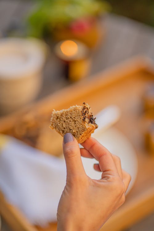 Free Close-Up Shot of a Person Holding a Bread Stock Photo