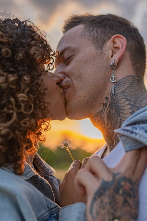 Free คลังภาพถ่ายฟรี ของ การจูบ, การอยู่ร่วมกัน, คู่ Stock Photo