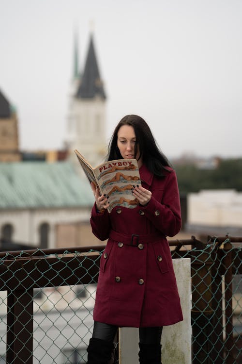 갈색 머리, 도시의, 독서하는의 무료 스톡 사진