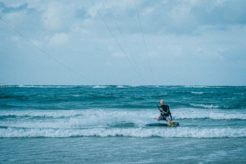 Ücretsiz adam, boş zaman, dalgalar içeren Ücretsiz stok fotoğraf Stok Fotoğraflar