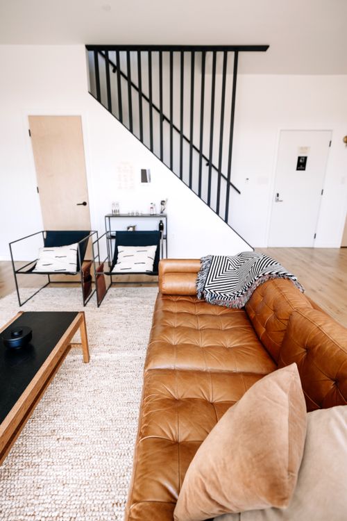 Free Bright and elegant contemporary loft with stylish decor and comfortable seating. Stock Photo