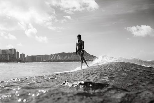 bikini, dalgalar, deniz içeren Ücretsiz stok fotoğraf