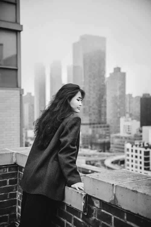Free портрет туманной утренней девушки в манхэттене, нью йорк, на крыше Stock Photo