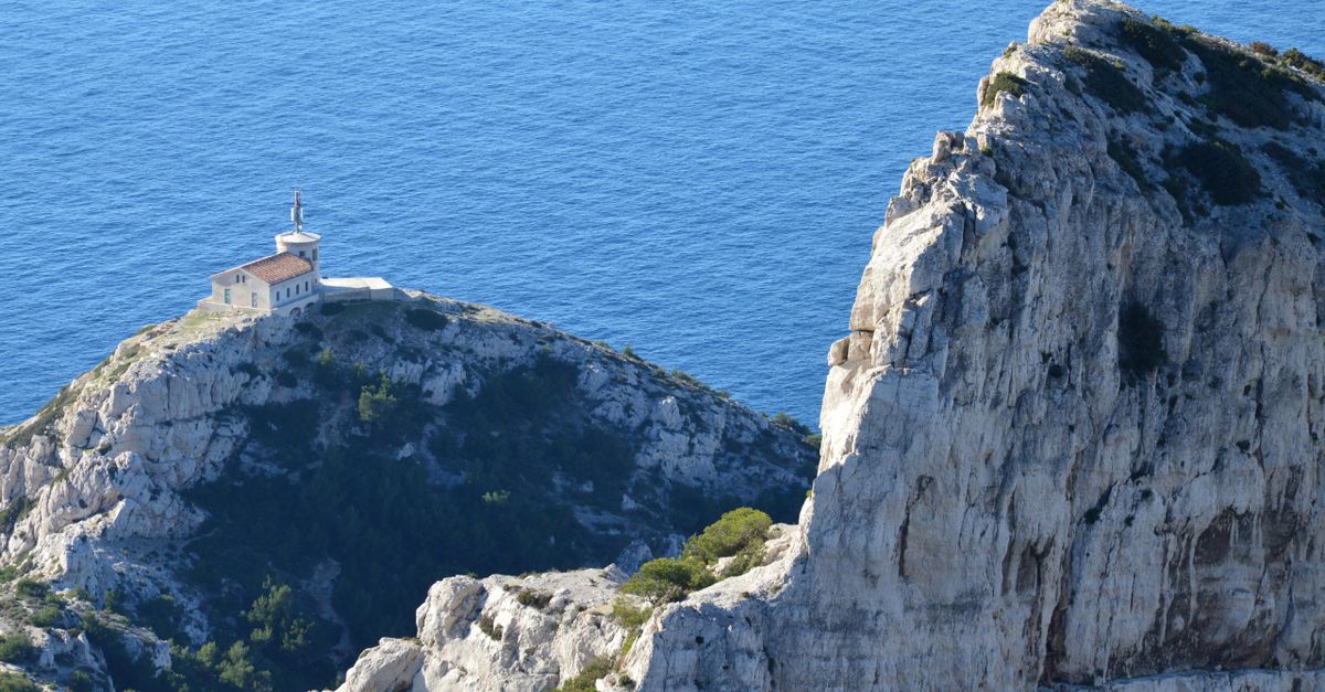 Building on Cliff near Ocean · Free Stock Photo