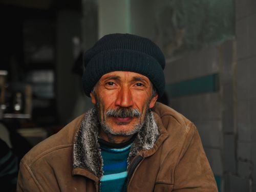 Free Close-up portrait of an elderly man with a beanie indoors, showcasing wisdom and warmth. Stock Photo