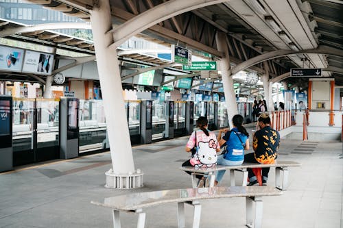 Kostnadsfri bild av järnvägsstation perrong, kollektivtrafik, kvinna