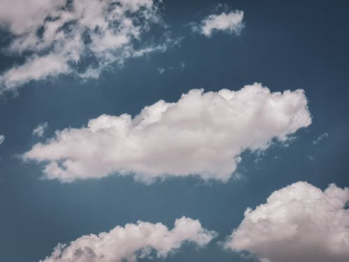 bezplatná Základová fotografie zdarma na téma bílé mraky, modrá obloha Základová fotografie