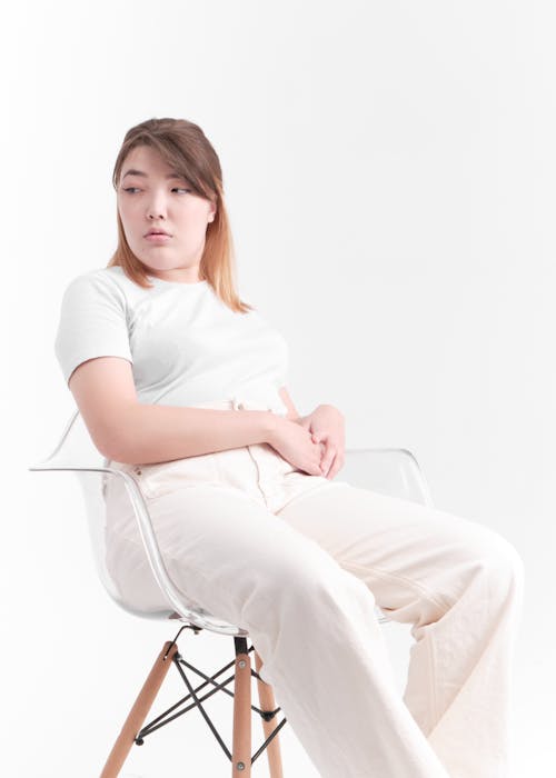 Asyalı kadın, Beyaz arka plan, beyaz pantolon içeren Ücretsiz stok fotoğraf