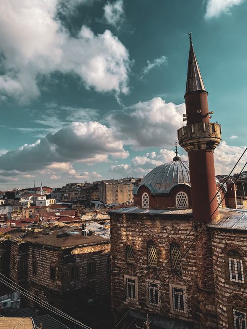 Free A breathtaking view of a historic mosque amid a vibrant cityscape, capturing architectural beauty. Stock Photo
