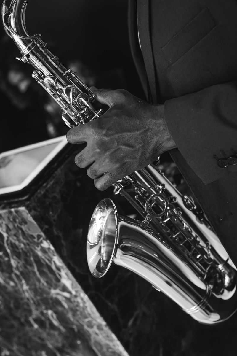 Musicien jouant du saxophone en noir et blanc