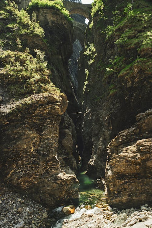 Kostenloses Stock Foto zu bach, felsiger berg, geologischen formationen