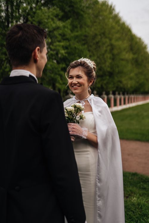 Free Happy couple enjoys a beautiful wedding day in a lush Moscow park, capturing romance and joy. Stock Photo