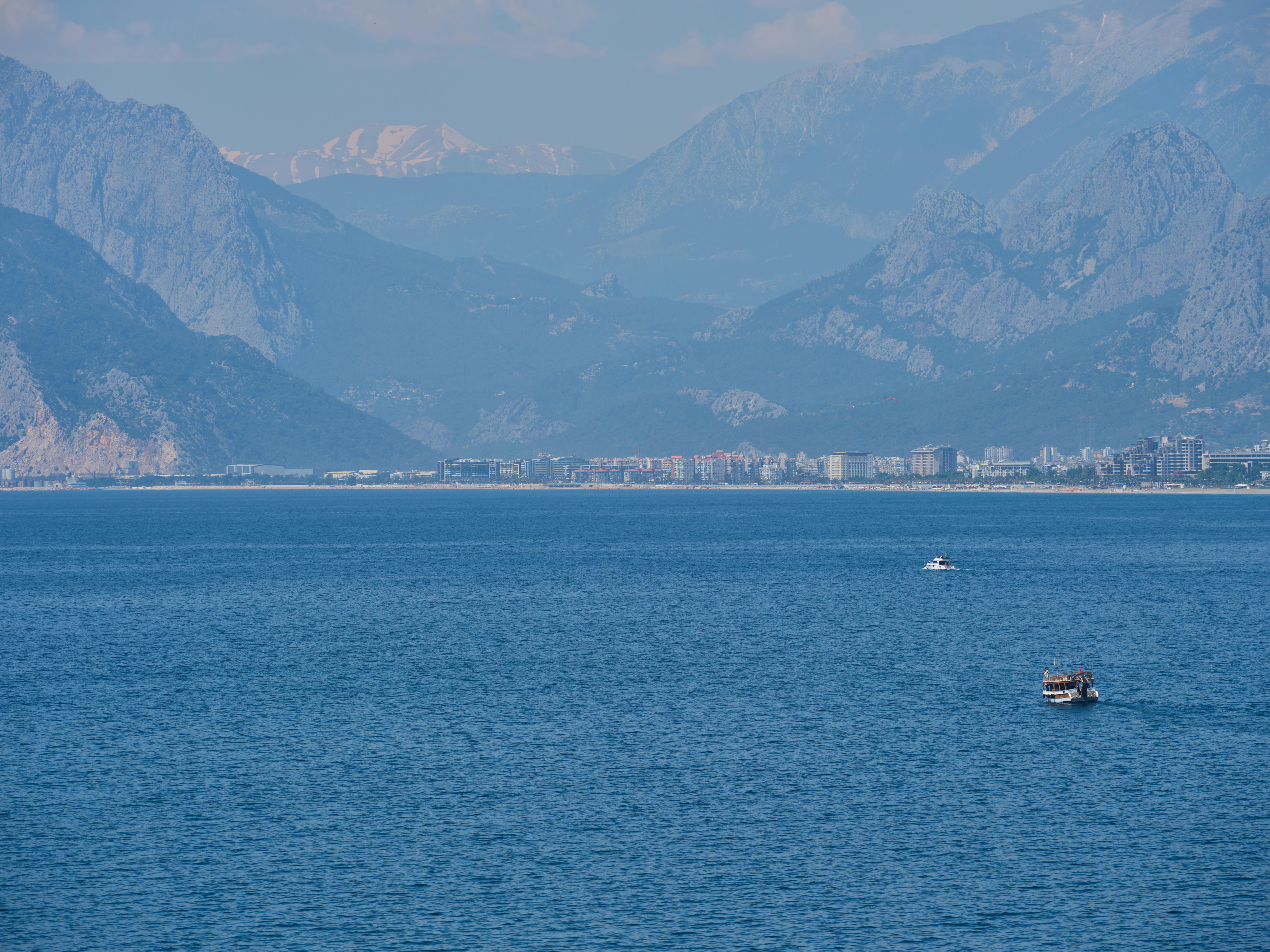 Blue Ocean near Mountains · Free Stock Photo