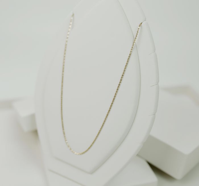 Collier fin en or sur présentoir, template Atelier Fildor