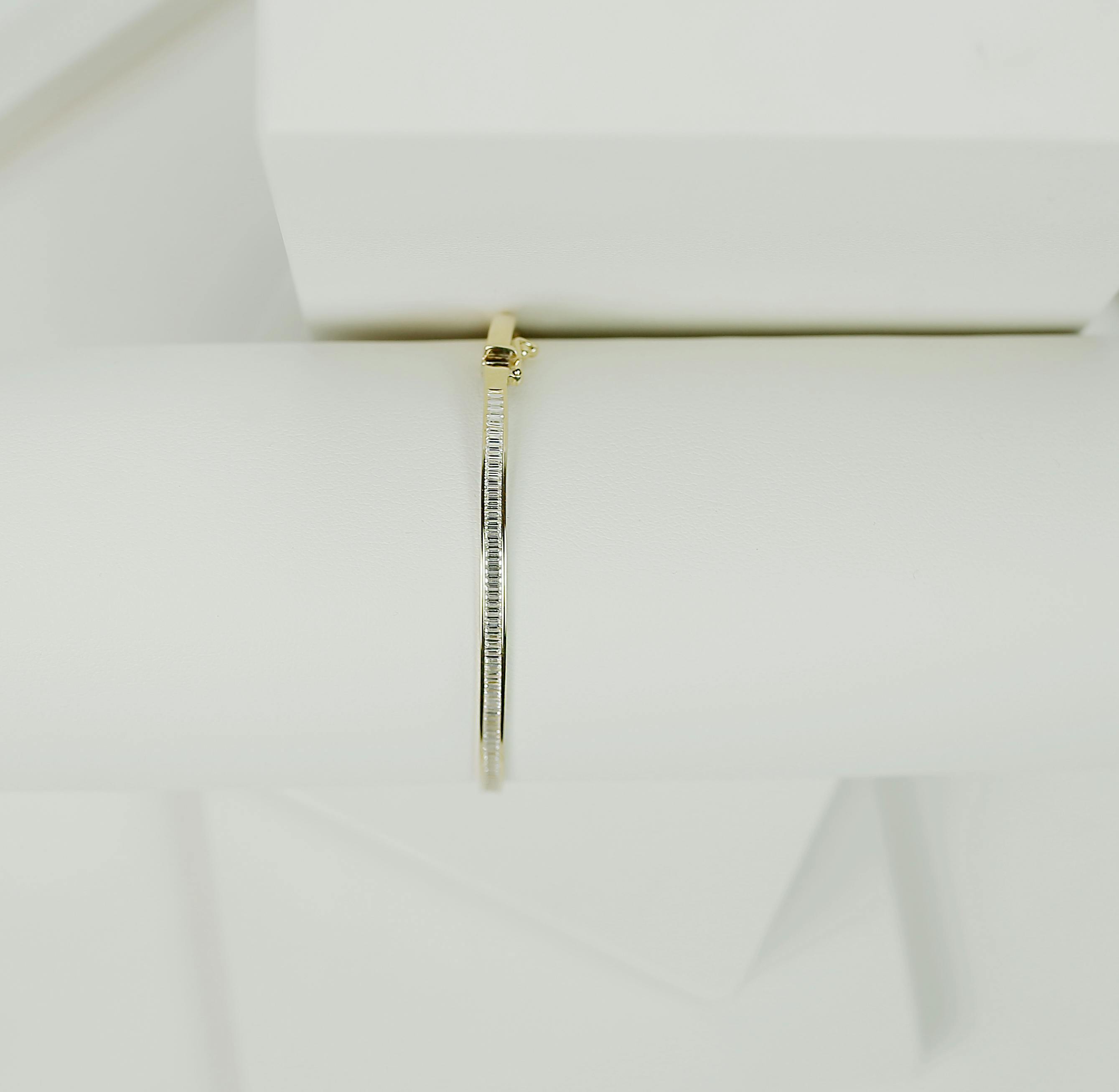 免費 白紙上的珍貴手鍊 圖庫相片