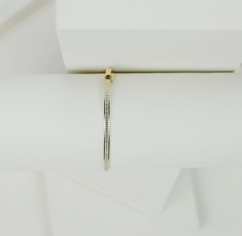 Free Sleek gold bracelet on white geometric background, showcasing luxury and simplicity. Stock Photo