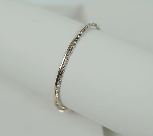 Free A luxurious white gold bracelet adorned with diamonds on a minimalist background. Stock Photo