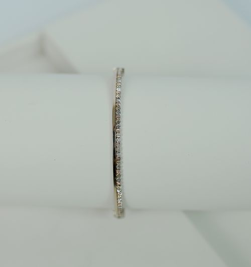 Free A luxurious diamond bracelet made of white gold, showcasing elegance and sophistication. Stock Photo