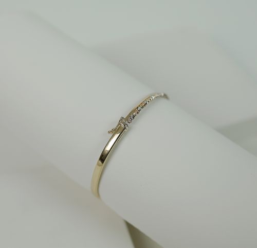 Free Luxury gold bracelet with diamonds displayed elegantly on a white background. Stock Photo
