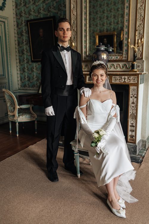 Free A classic indoor wedding portrait featuring a bride and groom in elegant attire. Stock Photo