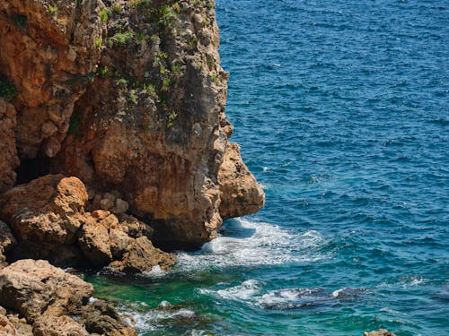 岩が多い海岸線, 岩石層, 水の無料の写真素材