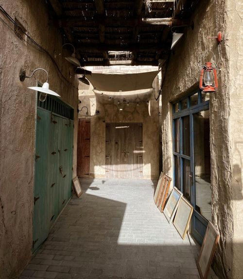 Free Explore a narrow, historic alley in Dubai showcasing traditional architecture and vintage decor. Stock Photo