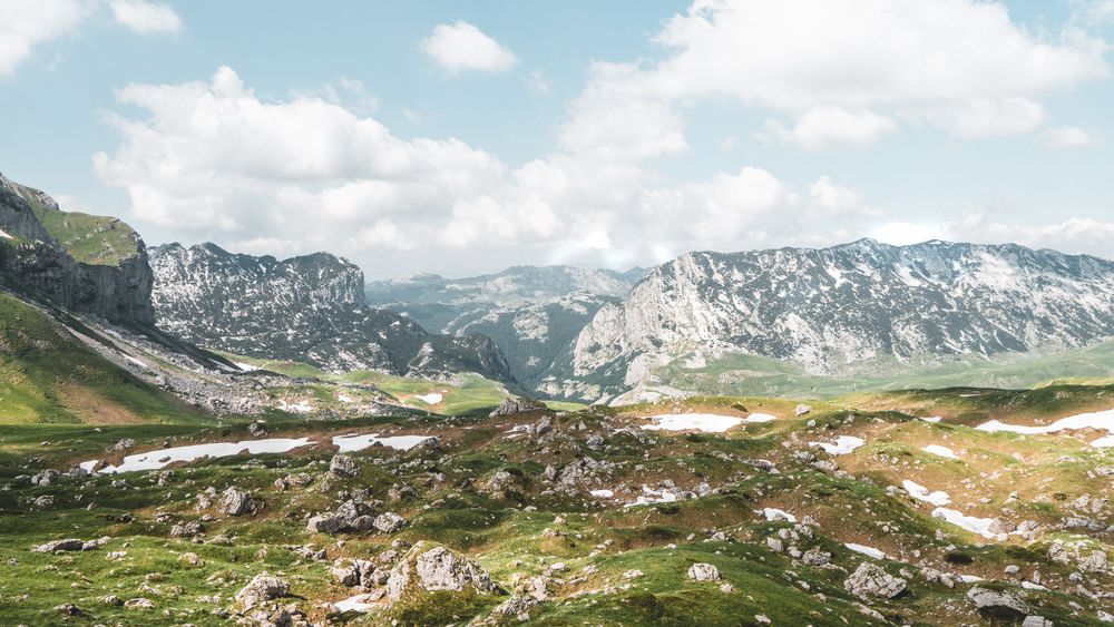 Vârfuri stâncoase și văi verzi în masivul Durmitor vara