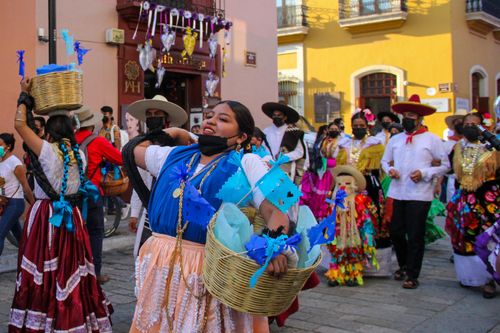 Free Colorful street parade in Oaxaca with traditional costumes and festive atmosphere. Stock Photo