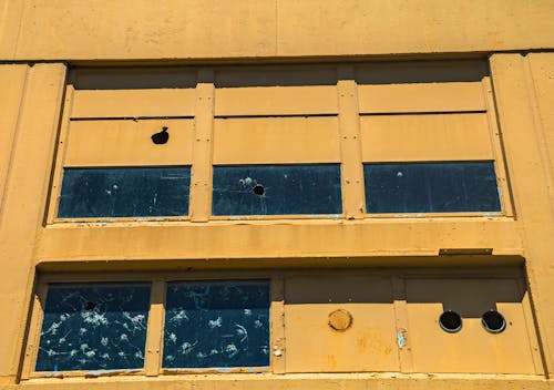 Darmowe zdjęcie z galerii z budynek, potłuczony, szklane okna
