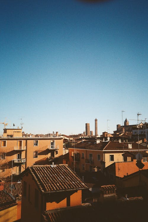 Безкоштовне стокове фото на тему «блакитне небо, Будинки, будівлі»