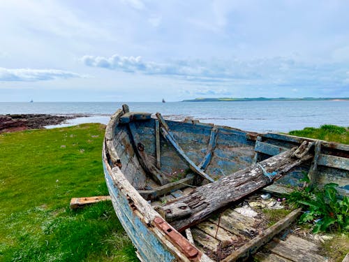 Darmowe zdjęcie z galerii z błękitne niebo, drewno, łódź