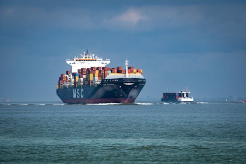 Een groot en een klein containerschip