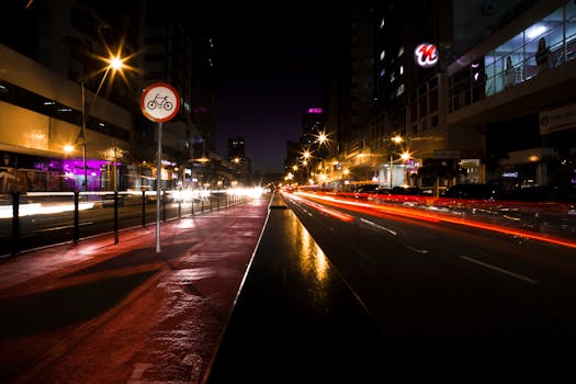 Vibrant long exposure photo capturing light trails and city atmosphere at night in Londrina, Brazil.