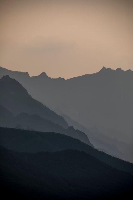 Mountain ridges silhouetted at twilight — photo by 정규송 Nui MALAMA on Pexels
