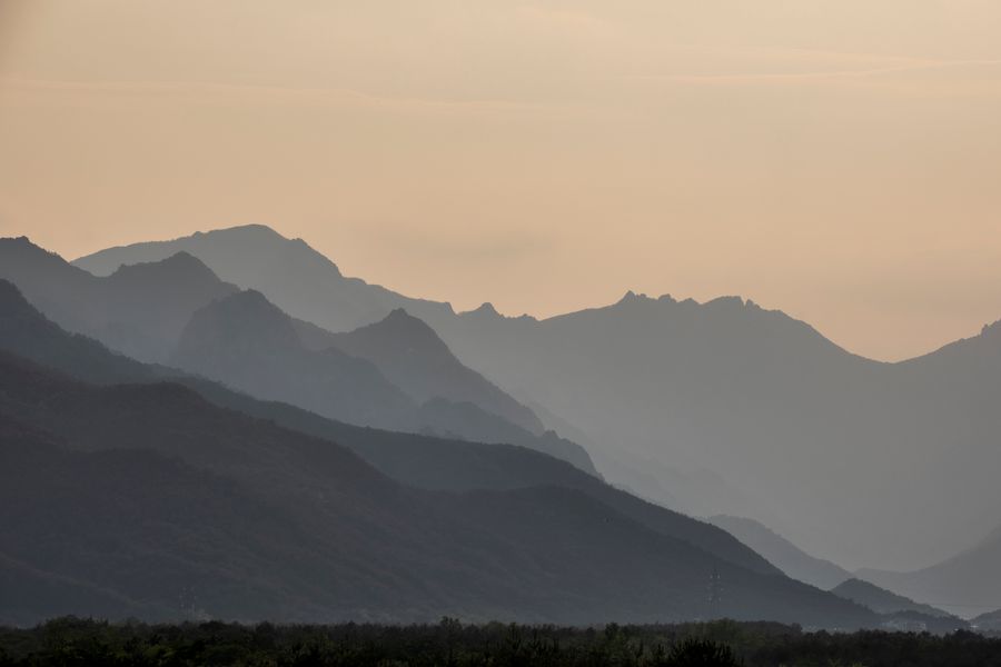 Mountains at sunset in golden haze by Nui MALAMA on Pexels