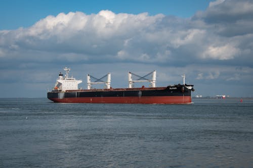 Fotos de stock gratuitas de barco, cielo nublado, mar