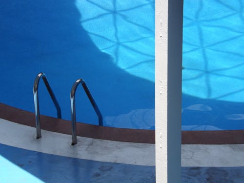 Бесплатное стоковое фото с металлический поручень, плавательный бассейн, прозрачная вода