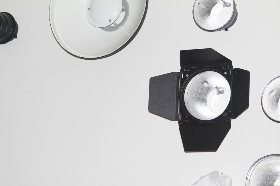 Flash com encaixe Bowens em estúdio pequeno fotografando produto em fundo infinito branco