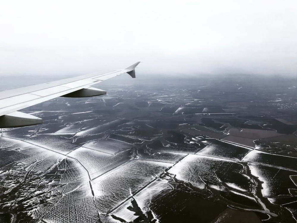 Základová fotografie zdarma na téma cestování, dopravní systém, křídlo letadla