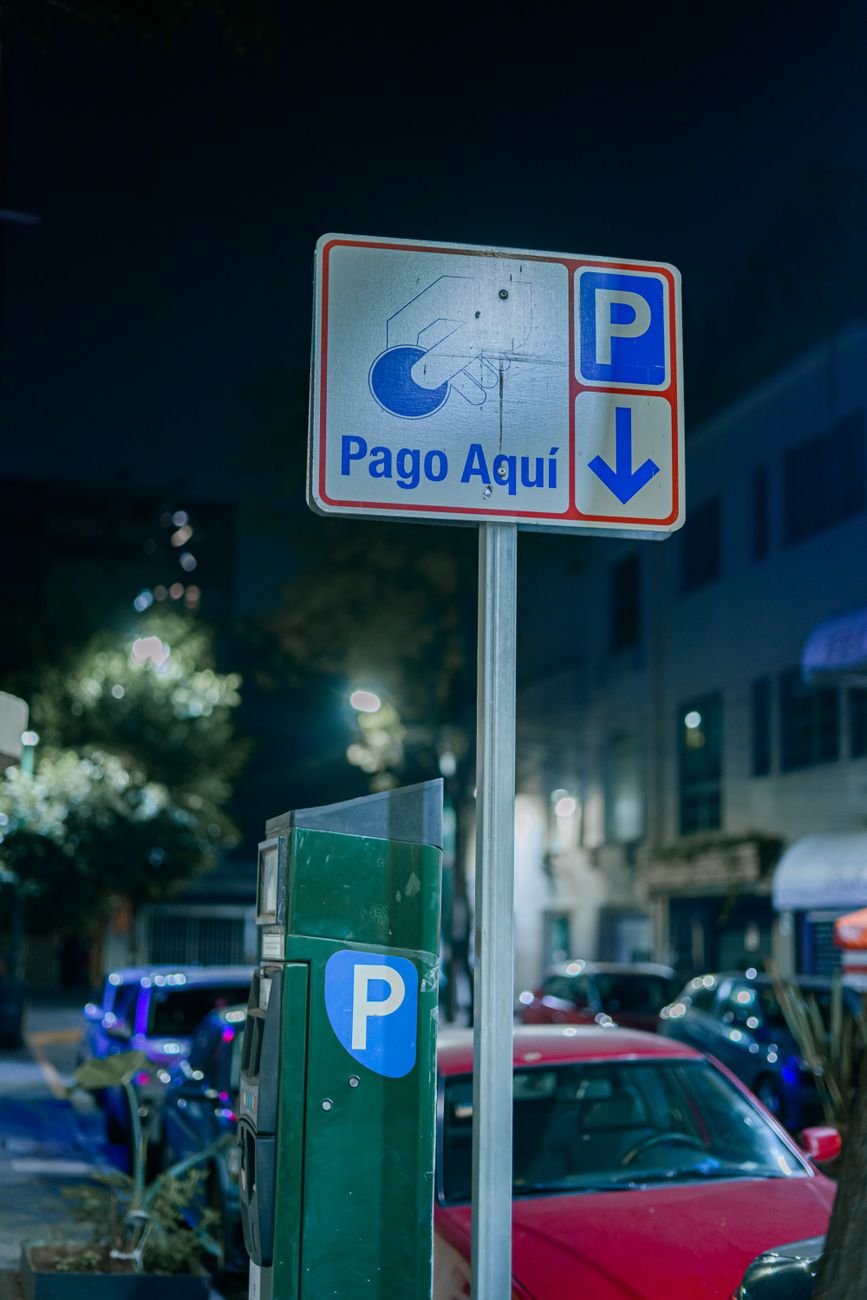Estudio de Caso: Cómo la Comprensión de Señales de Estacionamiento y Parada Redujo Multas en un 85%