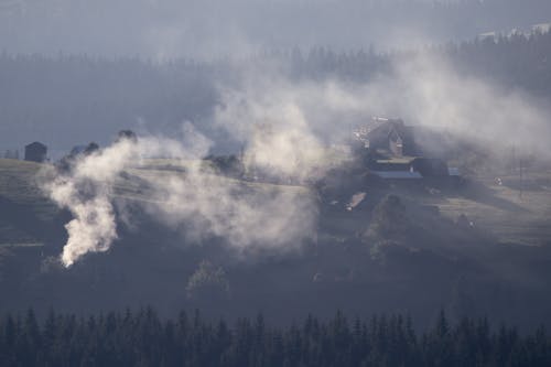 Ingyenes stockfotó drónfotózás, füst, hegyi falu témában