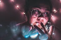 一位被串灯环绕的女性营造出梦幻而内省的氛围