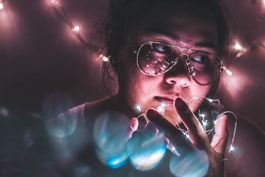 一位被串灯环绕的女性营造出梦幻而内省的氛围