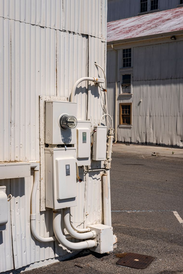 Contadores y cajas de electricidad en la fachada de un edificio