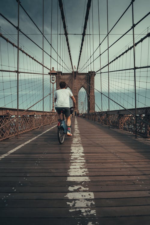 Ilmainen kuvapankkikuva tunnisteilla arkkitehtuuri, brooklyn bridge, henkilö