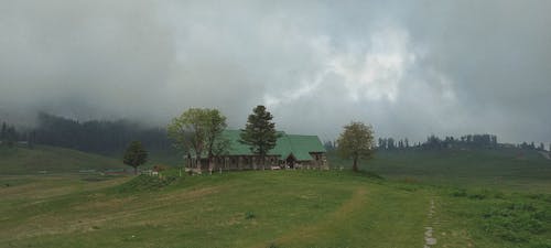 Foto profissional grátis de árvores, campo de grama, casa