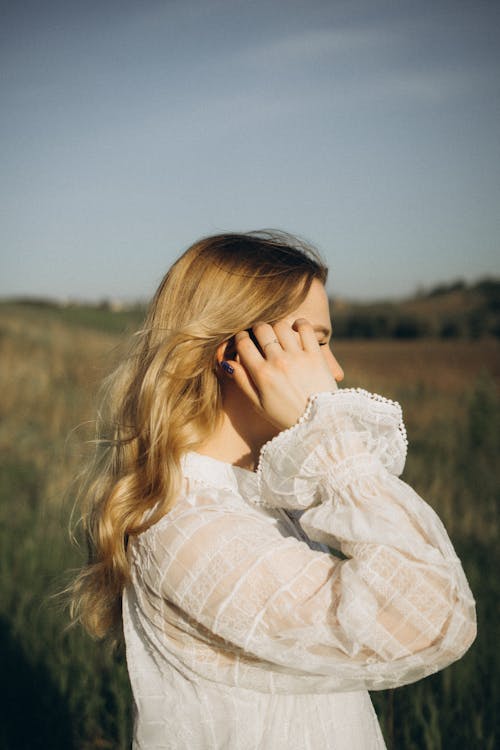 Darmowe zdjęcie z galerii z biała sukienka, blond, długie rękawy