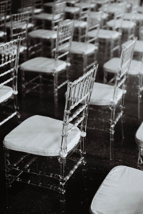 Foto profissional grátis de cadeiras, desocupado, escala de cinza